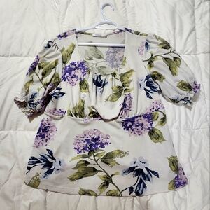 Lovely floral summer top with puffed sleeves.